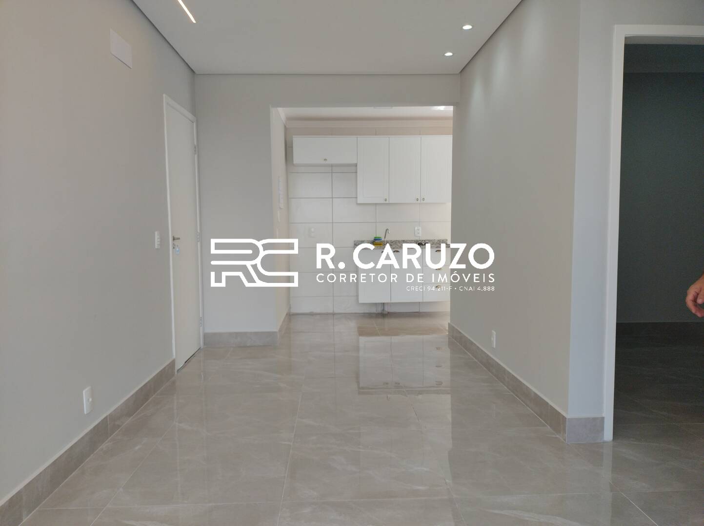 Apartamento à venda com 2 quartos, 67m² - Foto 2